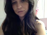 Posso parecer um anjo, mas acredite, não sou nada disso. Adoro um bom vinho, sorrisos sinceros e esquentar as coisas com a companhia certa. Soulhona, intensa e cheia de surpresas. Não perca tempo, tente descobrir o que uma travessa "anja" pode ser.