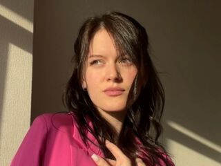 camslut fingering shaved pussy MaudGuerrido