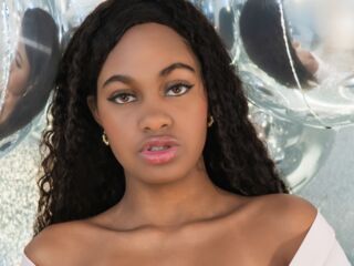 naked camgirl masturbating with vibrator StormiHills