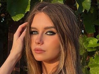 camwhore fingering shaved pussy BrunaKiebler