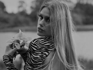 beautiful webcamgirl CharisseBuonomo