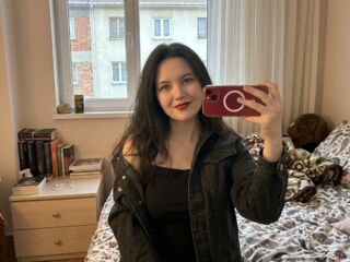 cam girl masturbating with dildo KeliCollymore