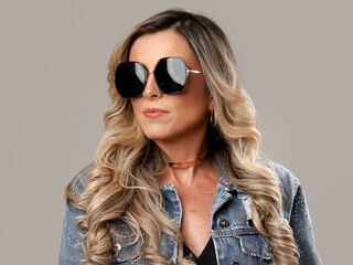 naked webcamgirl KiaraMoraes