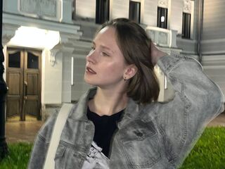 camgirl shaving pussy KrissyJn