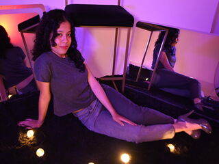 camwhore masturbating with dildo KyaraLux