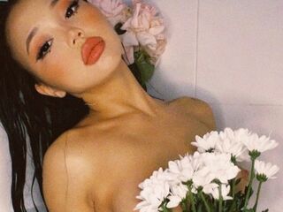 fingering camslut LeonaBellmont