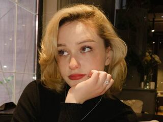 naked camgirl masturbating with vibrator LilithYongi