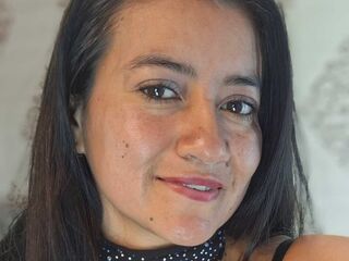 camgirl fingering shaved pussy MariaSilvers