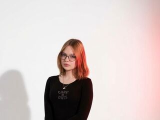 cam girl playing with vibrator SuzanGoldstein