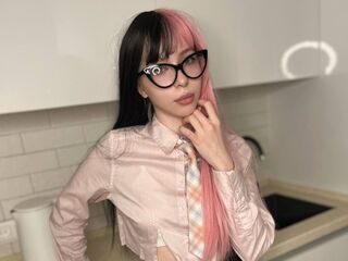 camgirl showing tits TessaElfie